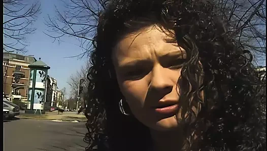 Deutscher Retro-Porno! Tussi auf der strasse angesprochen, sie geht einfach so mit um sich vor der cam zu befriedigen!