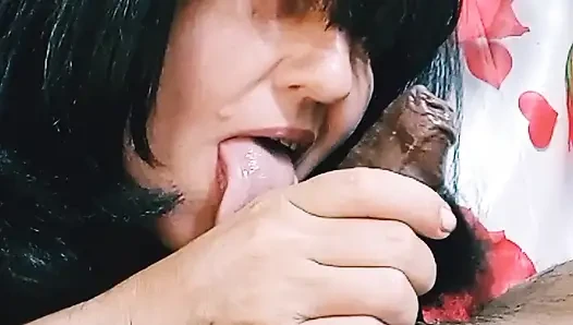 Tombul kız erkek arkadaşını memnun ediyor