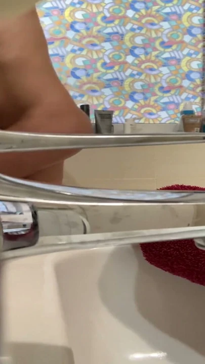 Duşta harika bir orgazm olduğunda fit bir kıza casusluk yapmak | Klip 1