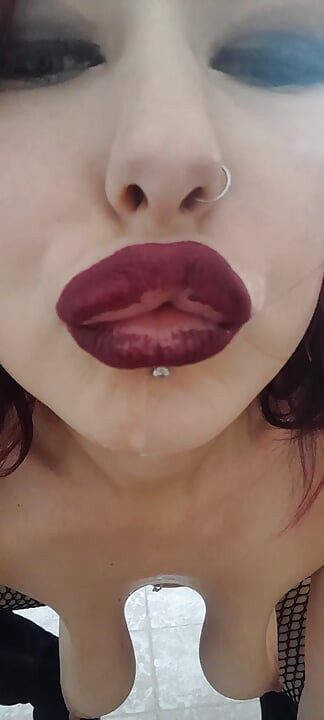 Büyük memeli orta yaşlı seksi kadın bardağa işiyor, geniş göt deliği amcığını açıyor
