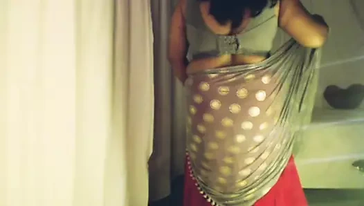 Ateşli kız sutyenini açıyor ve onlarla oynamadan önce göğüslerini gösteriyor