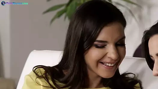 Sıcak lezbiyenler loarn ve henessy delme yapay penis için orgazm