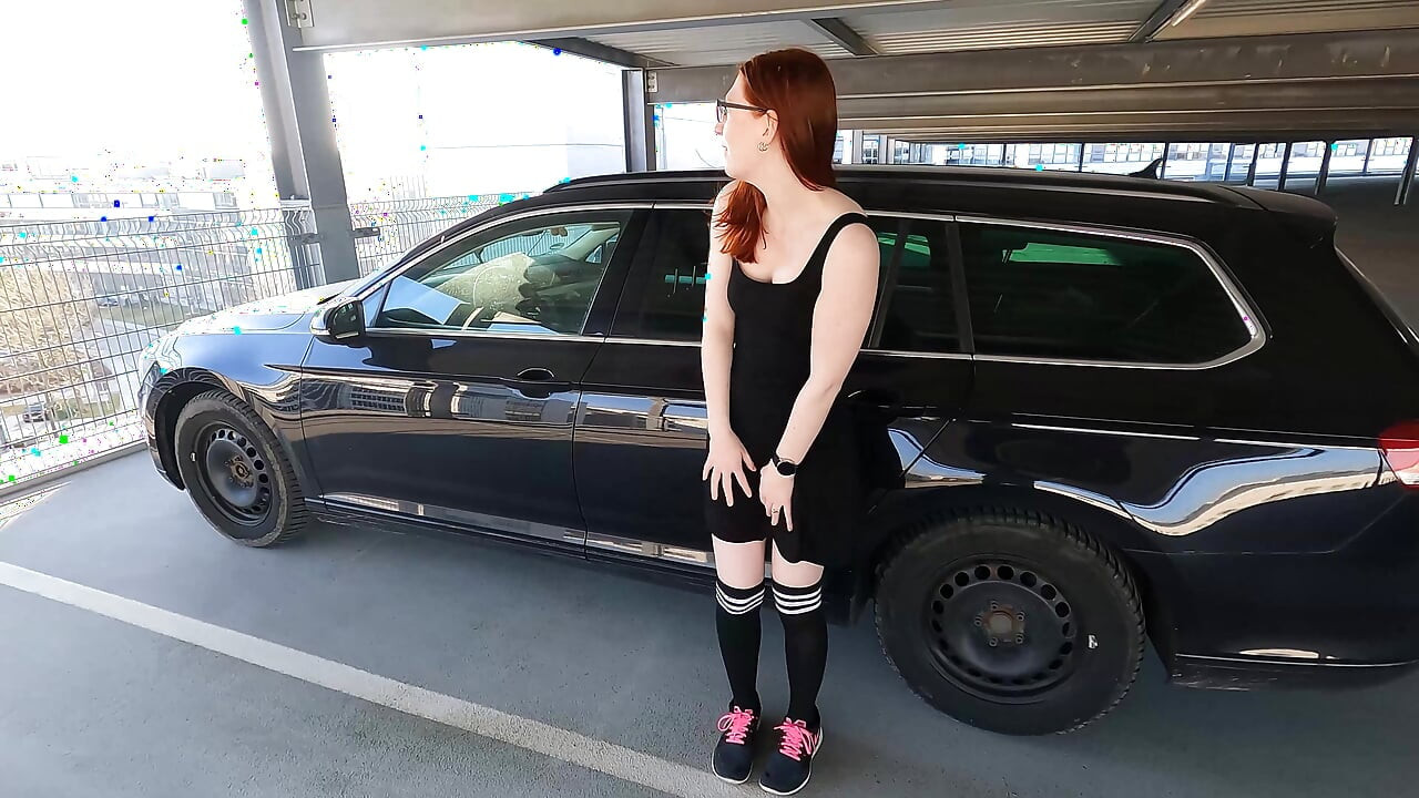 Nerdy üvey kız kardeş otoparkta ateşli seks yapıyor