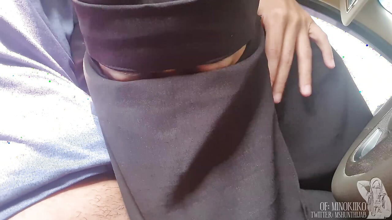 Siyah tesettürlü Minokiiko arabada sakso çekiyor
