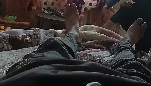 Ateşli Hintli kadın komşusunu emiyor ve yarağının kıllarını kesiyor