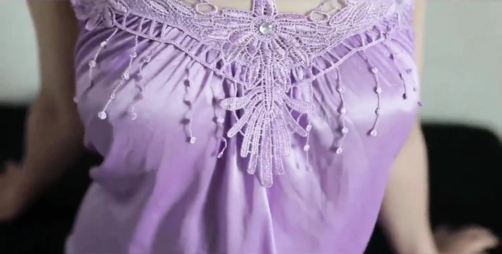 Vücudu çok mükemmel, ayrıca seksi saten elbise giyiyor, Endonezyalı kızı otomatik sikiyor