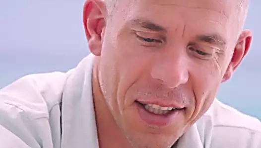 Patronunun handjob tarafından ağzı açık kalmak için mükemmel bir yer buldu