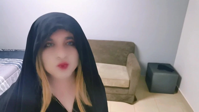 Beyni yıkanmış Muslima Sissy abaya ve peçesini çıkarıyor