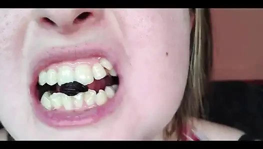 Ağzım, dişlerim, dilim ve boğazım yakın çekim