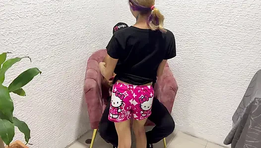 Üvey kız kardeşim kalp kırıklığı yaşıyor ve götünde büyük yarağımla onu rahatlatıyorum.