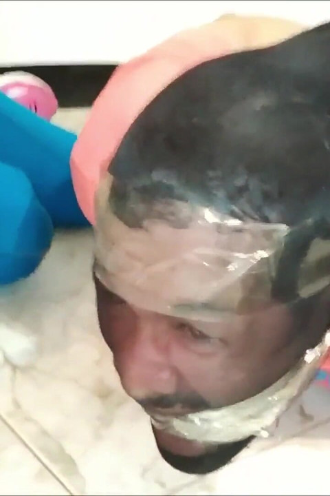 Latin üçlüsüne külotlu çoraplı esaret oğlan oyuncağı olmak