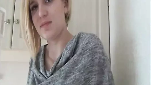 Sert meme uçlu sarışın Barbora sikimi emdiriyorum