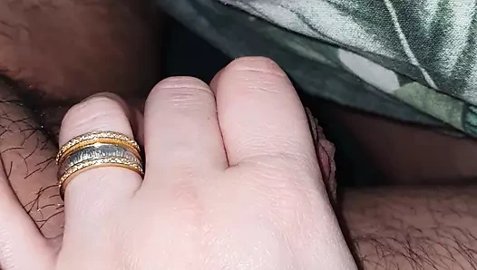 Dul üvey annenin eli üvey oğlunun büyük yarağına dokundu