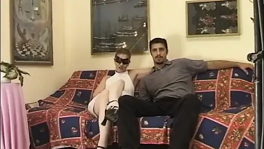 Minyon orta yaşlı seksi kadın amcık sikişiyor
