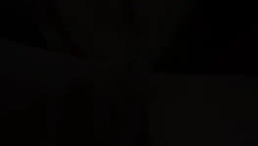 Sevimli iri güzel kadın beden eğitimi için yeni bir büyük dildo aldı