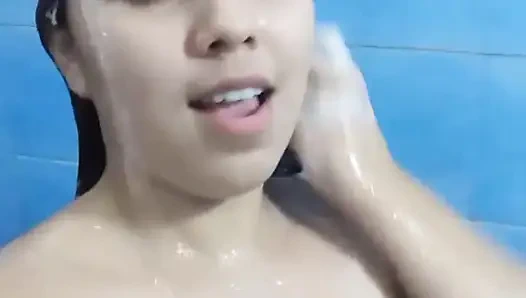 Banyo yapıyor ve meme uçlarımı yıkıyorum 🔥