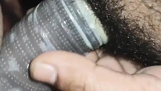 Genç kız arkadaşımı prezervatifle sikiyorum ve amcığını parmaklıyorum