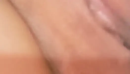 Üvey annenin yasak yarağı titreyen götüne dokunuyor