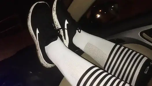 Kirli Diana gece vakti göt şortla futbol topunu tekmeliyor