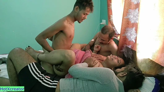 Hintli ateşli kadın üç arkadaşına karşı! Önce onu sikeyim!