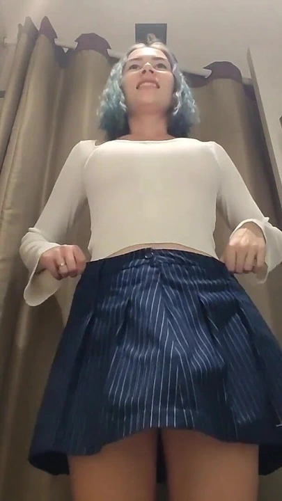 "Bir alışveriş merkezinde yarı saydam seksi kıyafetler deniyorum. Soyunma odasında bana bak ve mastürbasyon yapıyor"