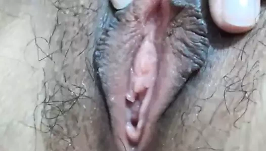 Lydia yakın çekim onu ​​kam önünde onu kedi okşadı