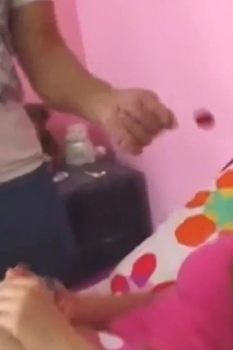 Şımarık üvey kız beladan kurtulmak için üvey babasını baştan çıkarıyor