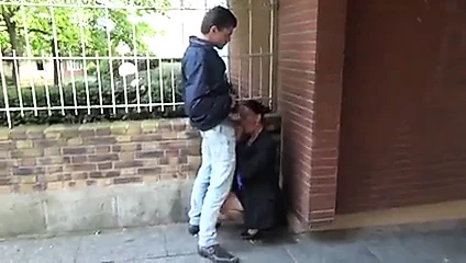 Sonia halka açık bir yerde emmeyi seviyor