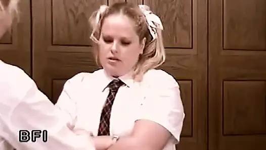 Şaplak sekreter 2 - sarışın üniformalı piliç sert kırbaçlanıyor