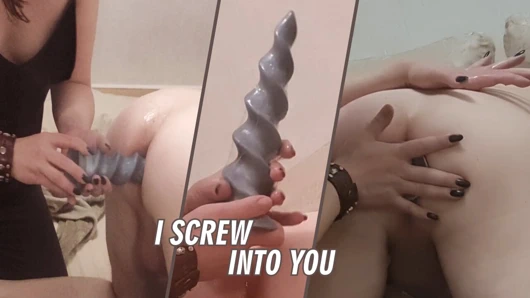 Kız komşus un götüne büyük bir cıvata sikiyor. (Gösteri)