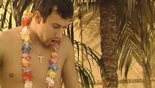 Güzel gençler klasik seks filmlerinde emiyor ve sikişiyor