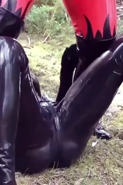 Женское доминирование и унижение на улице: госпожа в латексе и покорная резина