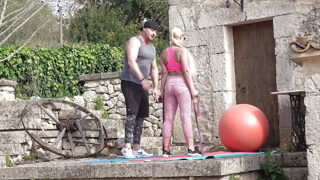 Pirsingli sarışın orta yaşlı seksi kadın yogadan sonra açık havada üçlü seks yapıyor