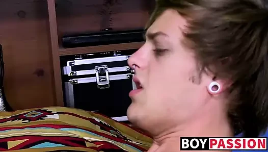 Twink jason zevk wanking onun horoz ve oynama ile yapay penis