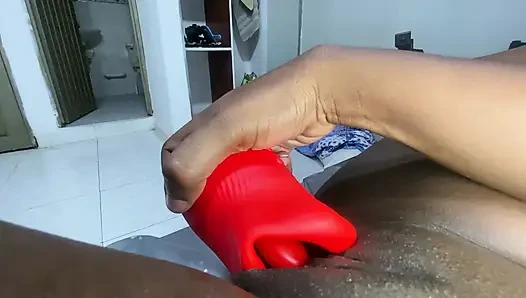 İyi bir fışkırtma için yeni vibratörü kullanıyorum