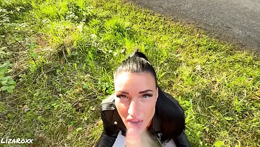 Горячая работница конюшни отвела меня в лес... Рискованно курящая глубокая глотка в видео от первого лица