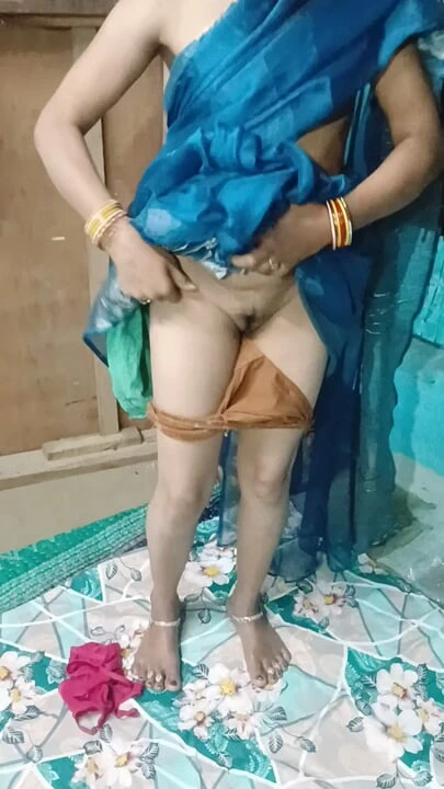 Desi Girl New Saari Pahanti Hui