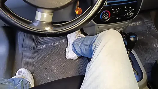 Pedal pompalıyorum yarağını emiyor mastürbasyon yapıyorum ve ayaklarımla ona mastürbasyon yapıyorum