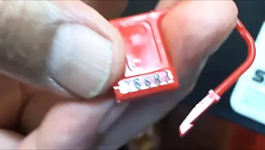 Uzun mesafeli anahtar tutma için bir erkeğin kafeslenmesi