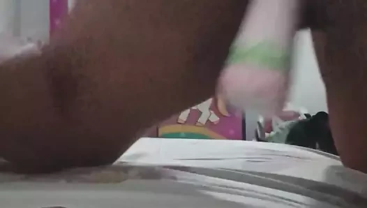 Üvey kız kardeş dildoyla mastürbasyon yapıyor