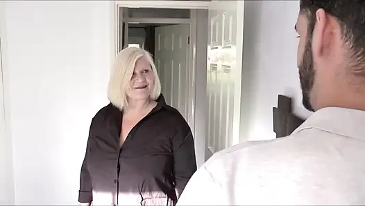 Büyük memeli orta yaşlı seksi kadın erkekleri göğüslerine boşaltıyor.