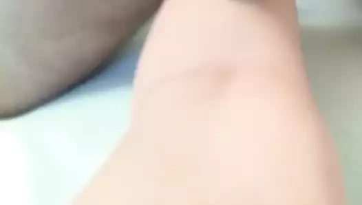 latin milf'in bacağının arkasında çabalayan ve cumming