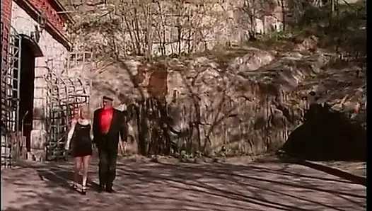 Lüks sarışın sürtük kendine ve yaşlı adamla harika bir orgazm yaşıyor
