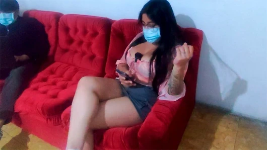 Tatlı üvey kızım götünde bir böcek olduğunu düşünüyor ve onu yarağımla çıkarmaya ikna ediyorum