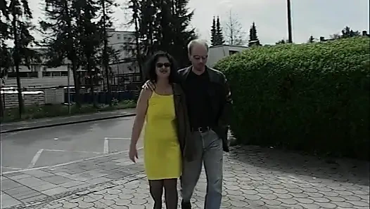 Napalona milf pieprzy dwóch facetów na parkingu