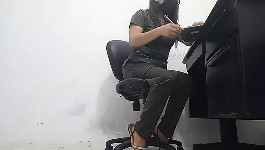 Hemşire 60 yaşındaki müşterisine özel muamele çekiyor