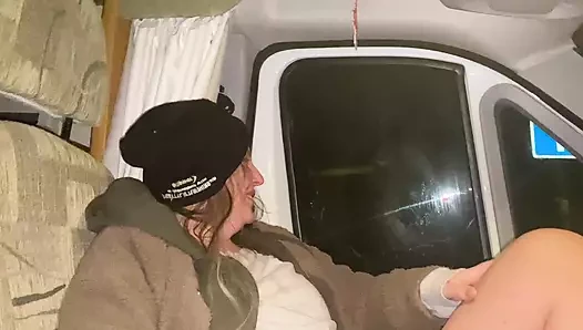 Çılgın alır onu pis kedi dışarı için bir asansör ev