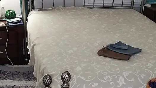 Ateşli orta yaşlı seksi iri güzel kadın yatağını yapıyor sonra mastürbasyon yapıyor ve iyi bir orgazm oluyor!