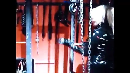 Ahbaplar, metresi linda'nın zindanına hoş geldiniz.