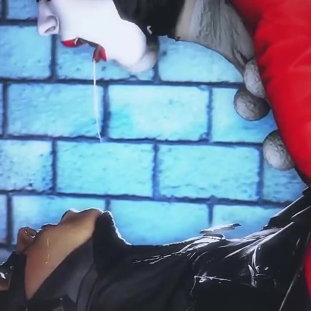 Harley X Batgirl делит огромный хуй бэтмена